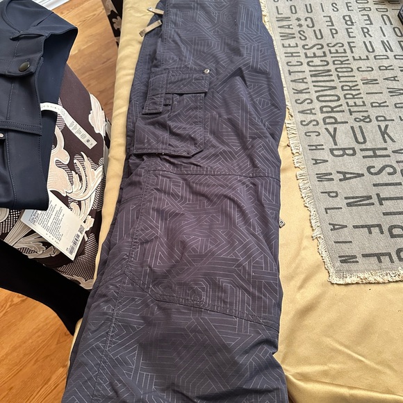 Arson snowboard pants ladies size small.  Navy color with a slight pattern. - Picture 8 of 8